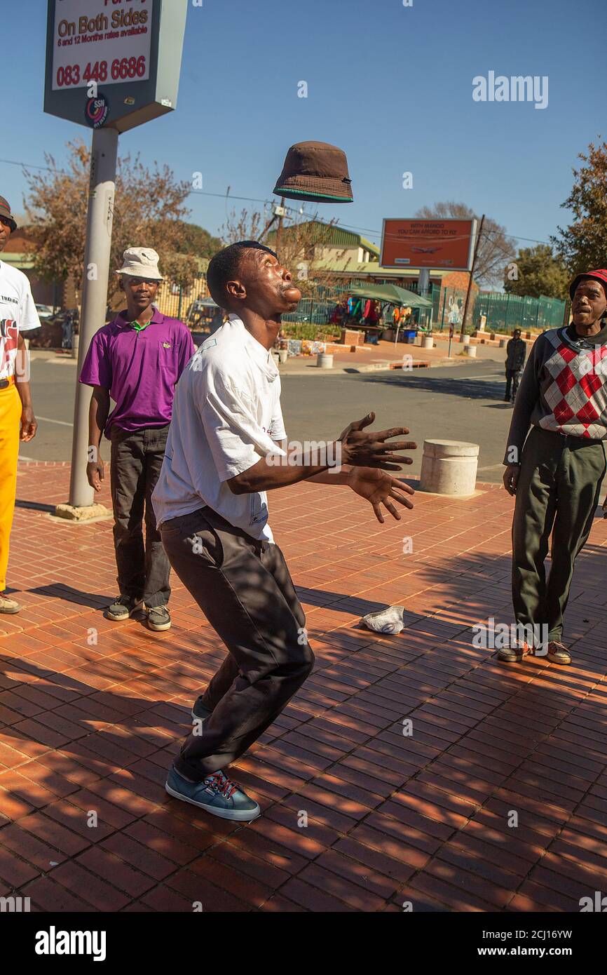 Uomo africano che esegue la danza tradizionale Pantsula a Soweto Township, Sudafrica Foto Stock