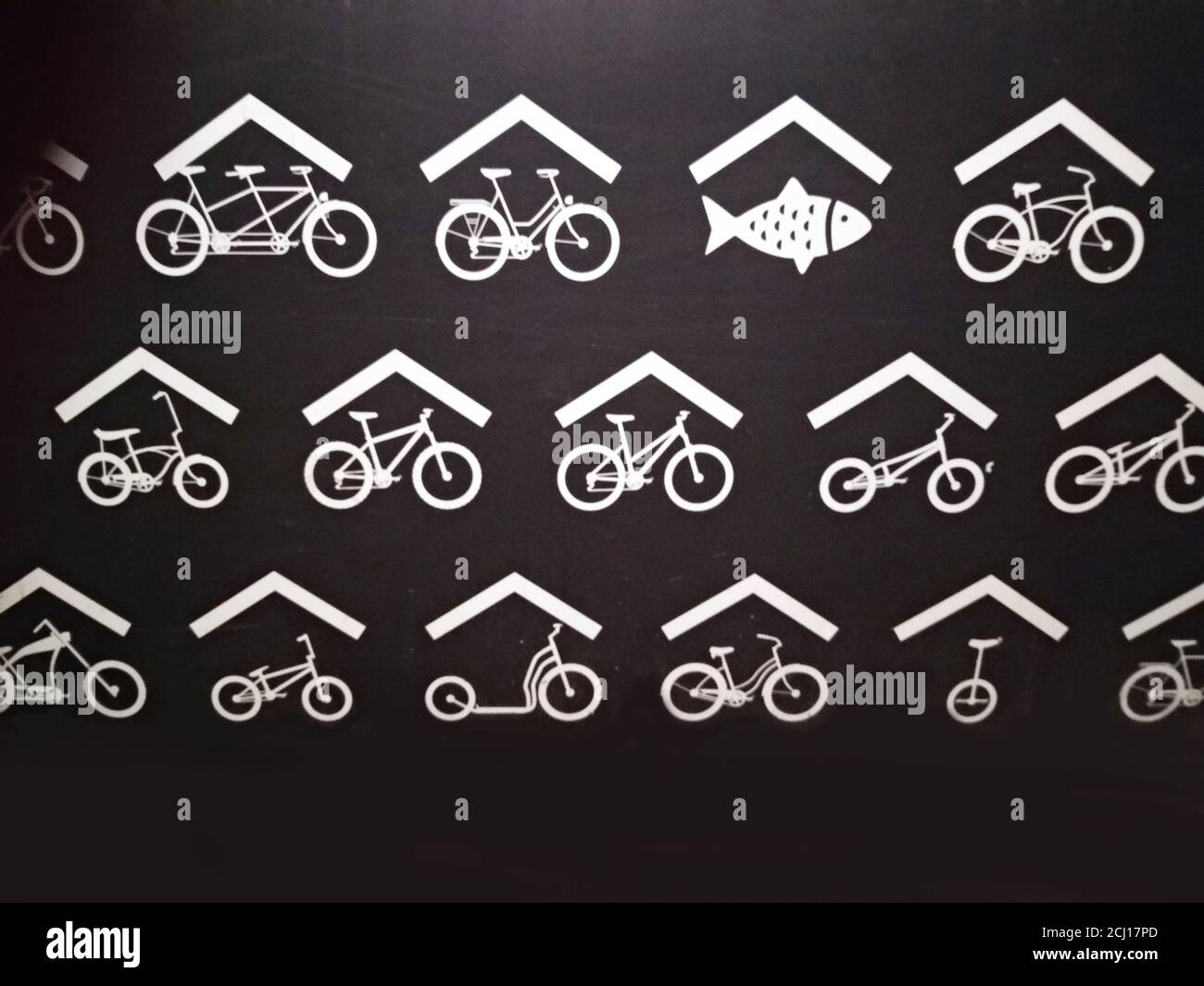 Biciclette ad Amsterdam, simbolo della città olandese. Mezzi di trasporto  preferiti tra gli abitanti della metropoli dei Paesi Bassi Foto stock -  Alamy