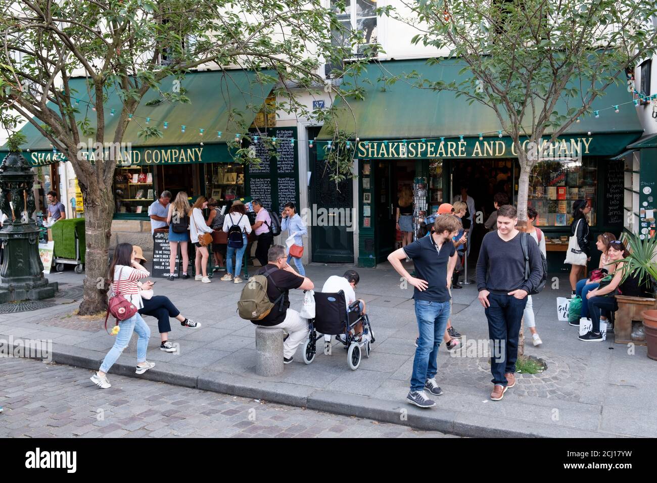 La famosa libreria Shakespeare and Company di Parigi Foto Stock