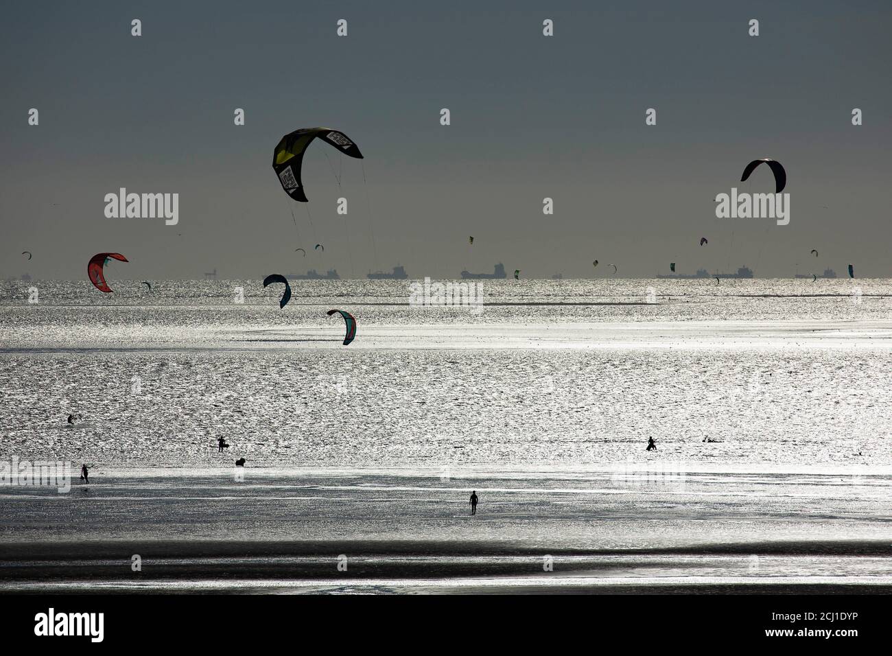 Kite surf sulla spiaggia con nuvole tuose, Paesi Bassi, Zeeland, Maasvlakte, Oostvoorne Foto Stock