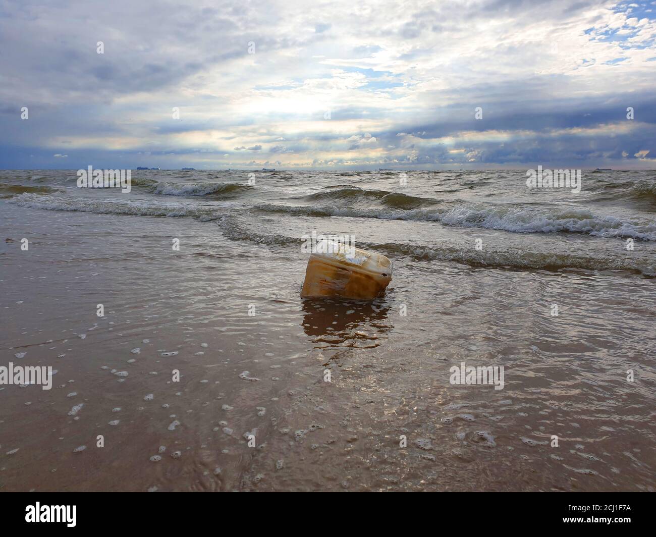 Rifiuti di plastica presso la spiaggia del Mare del Nord, Paesi Bassi Foto Stock