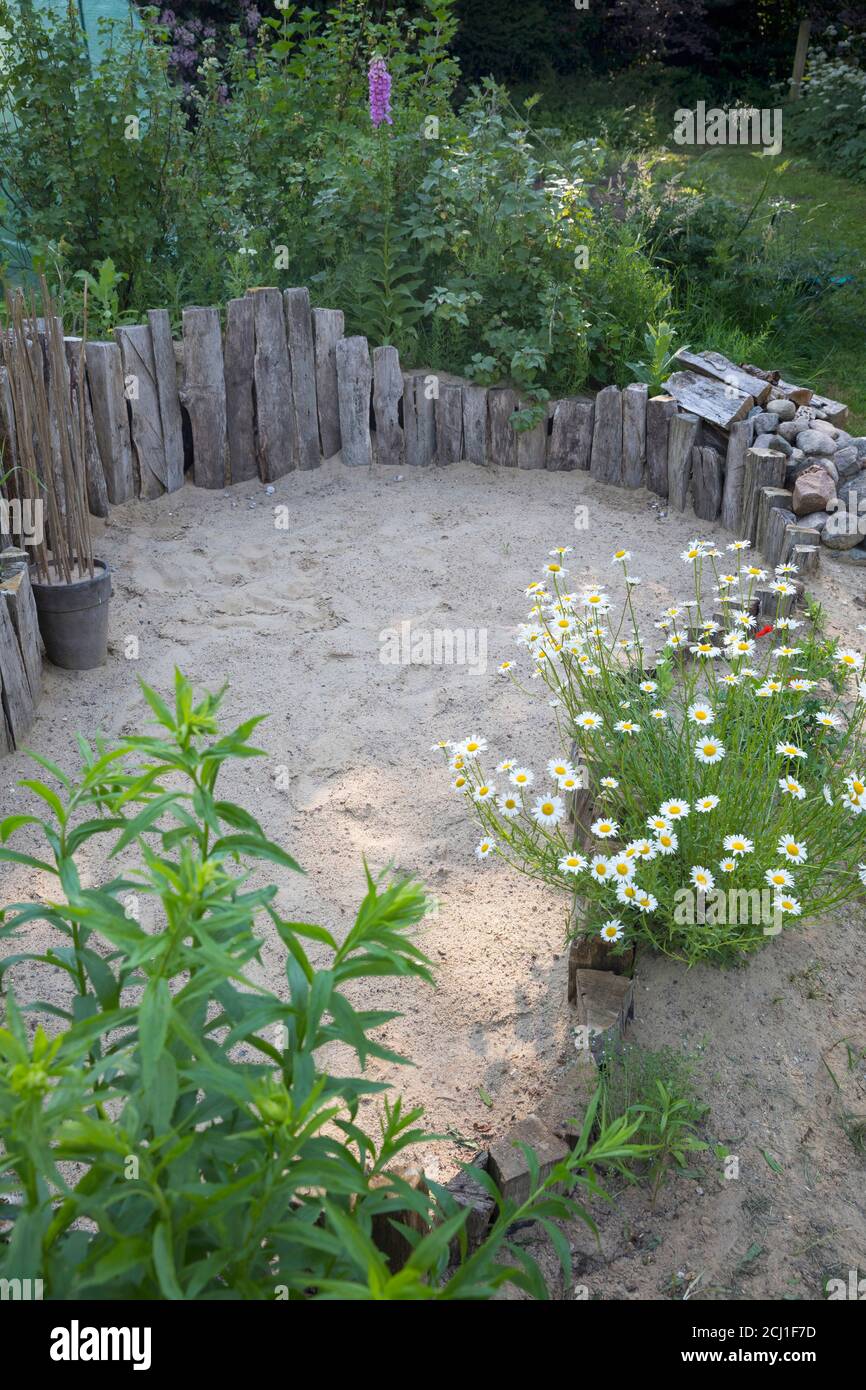 Luogo di allevamento per insetti sulla sabbia in un giardino, Germania Foto Stock