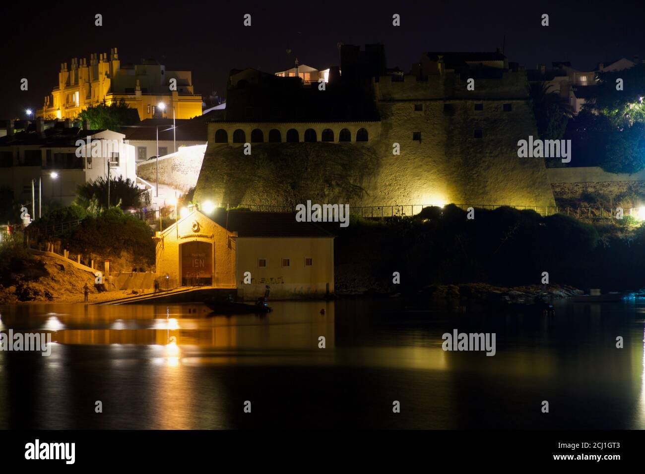 Vista notturna di Vila Nova de Milfontes, Portogallo, dalla riva sud alla sponda nord. Foto Stock