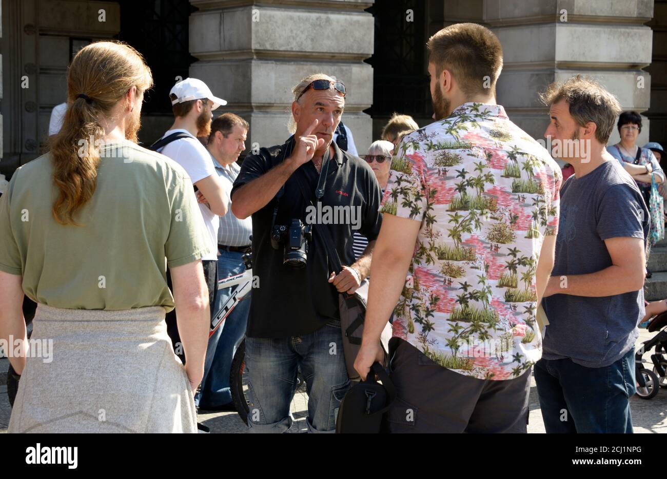 Teoria della cospirazione, manifestanti, spiegando le loro obiezioni. Foto Stock