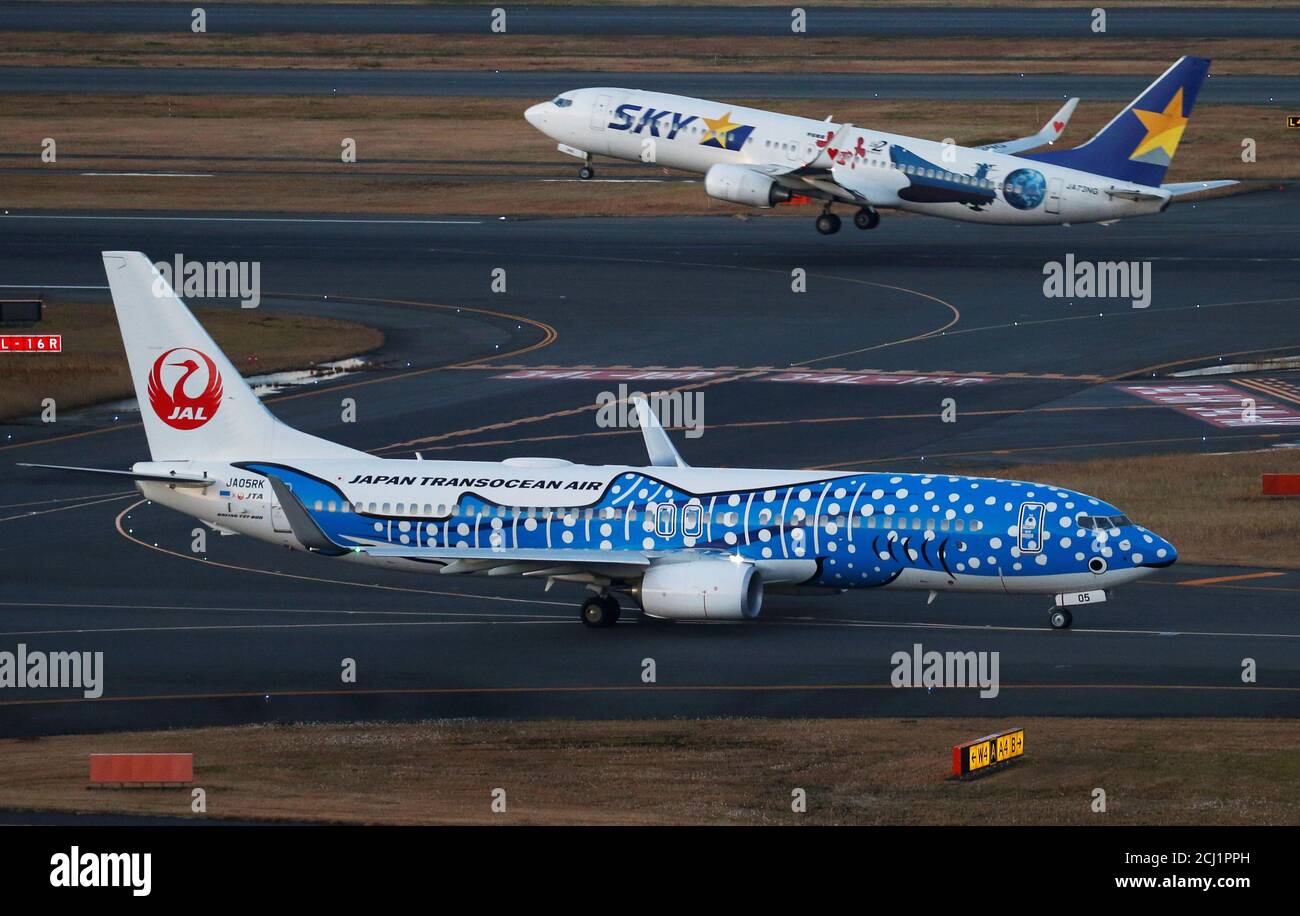 Japan Transocean Air (JTA), Japan Airlines (JAL) Group, Boeing 737-800 è visto di fronte a un Boeing 737-800 Skymark Airlines, entrambi dipinti in livrea speciale, presso l'aeroporto internazionale di Tokyo, comunemente noto come aeroporto Haneda, a Tokyo, Giappone 10 gennaio 2018. REUTERS/Toru Hanai Foto Stock