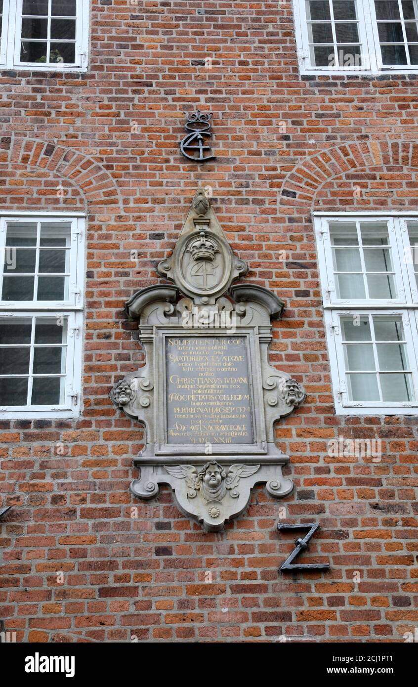 Targa sull'edificio storico di fronte alla Torre rotonda in Copenaghen Foto Stock