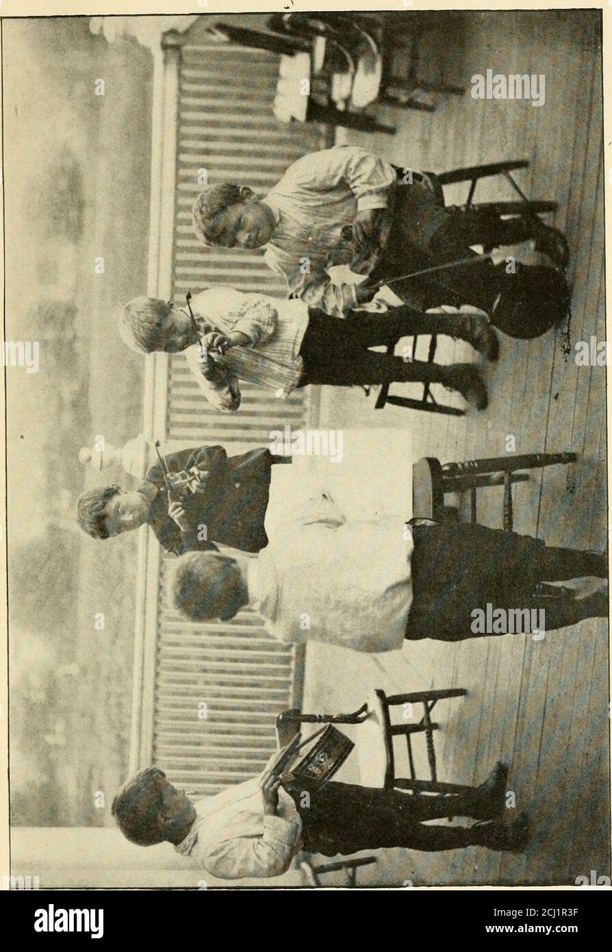 . Relazione della Commissione del 1906 per indagare sulla condizione dei ciechi nello stato di New York. .6 50-59 783 14.8 8,530 13.2 3,540 13 60 e oltre 2,410 45.5 31,246 48.2 15.502 57 Età sconosciuta 12 .2 290 .5 202 .8 tutte le età 5,308 100 64,763 100 27,174 100 78 Keport della prevenzione della cecità. A parere di coloro che sono ben qualificati a giudicare, l'oftalmianeonatorum è la causa di più cecità di qualsiasi altra localmalattia, ad eccezione forse atrofia del nervo ottico. È stato dimostrato che in novantanove casi di cento questa malattia è prevenibile, e che può Foto Stock