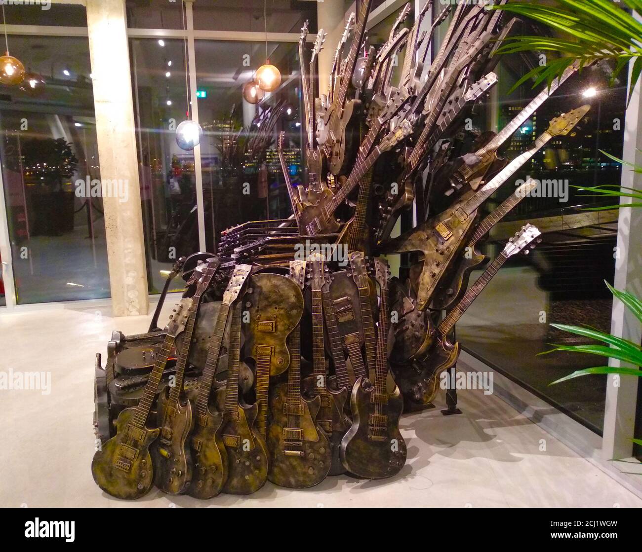 rustic rock trono di chitarre elettriche in ferro ossidato tra il display case indoor Foto Stock