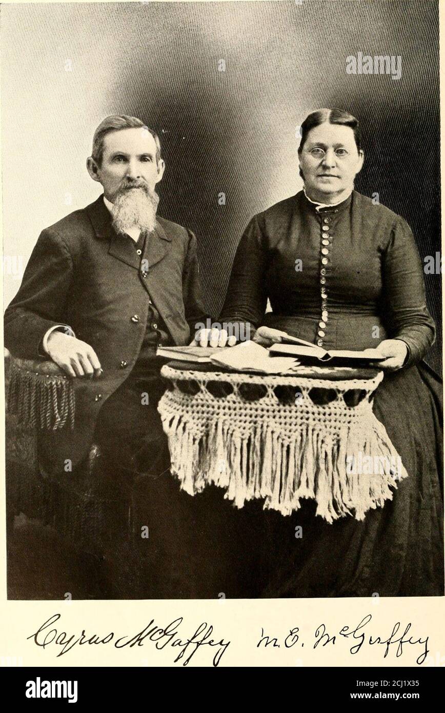 . Una storia del ventesimo secolo della Contea di Hardin, Ohio : un racconto narrativo del suo progresso storico, della sua gente e dei suoi interessi principali, . seguenti bambini: William, Milton, Ann M., Genova, Samantha, David e Douglas. Il sig. PoE era un membro della chiesa protestante di Methodist. Il boihood di Douglas PoE è stato speso nella città di Roundhead, e quando abbastanza vecchio ha cominciato ad assistere nel lavoro della fattoria. Heassisted inverni di scuola fino a diciotto anni di età e thendevoted la sua intera attenzione all'agricoltura. Egli è stato molto successivee ora possiede trecentoventitré acri nel suo lontano Foto Stock