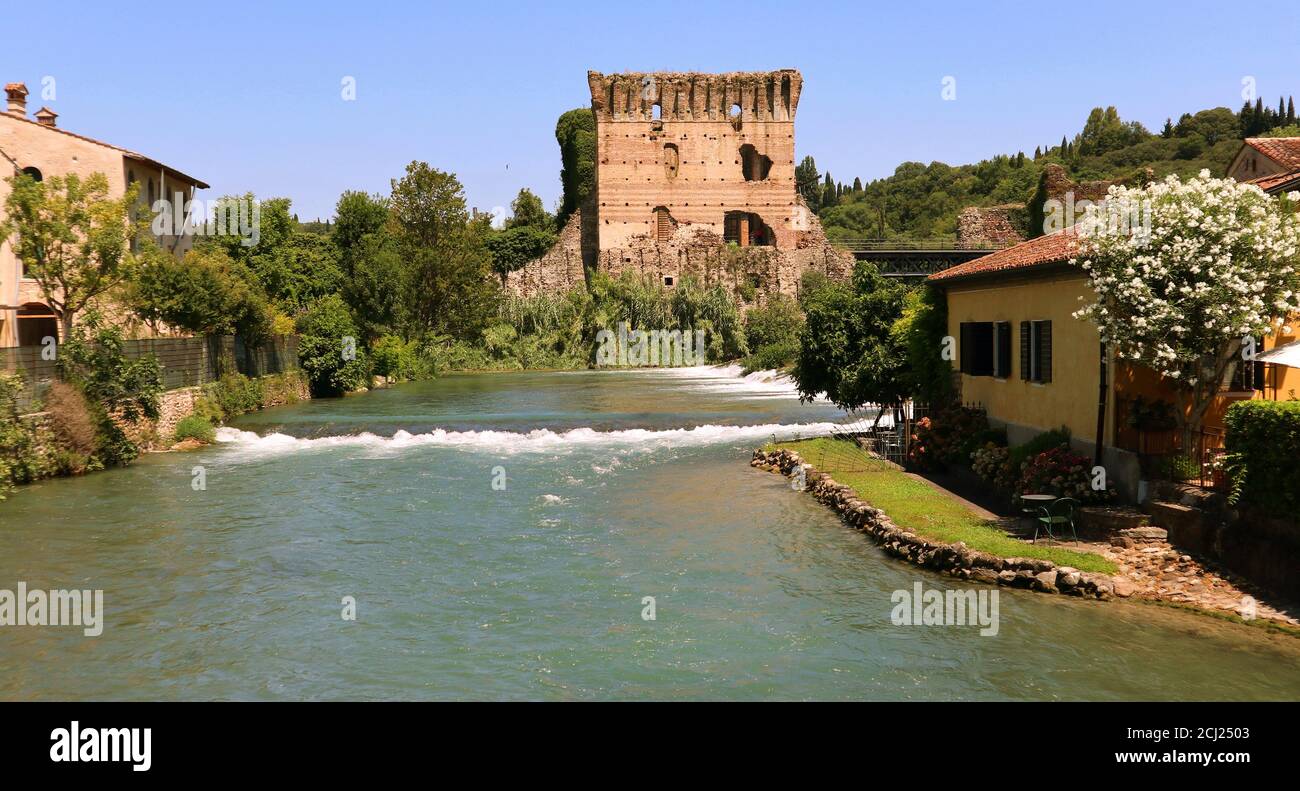 Borghetto (Valeggio sul Mincio). Vista sulla torre del ponte Visconteo. Foto Stock