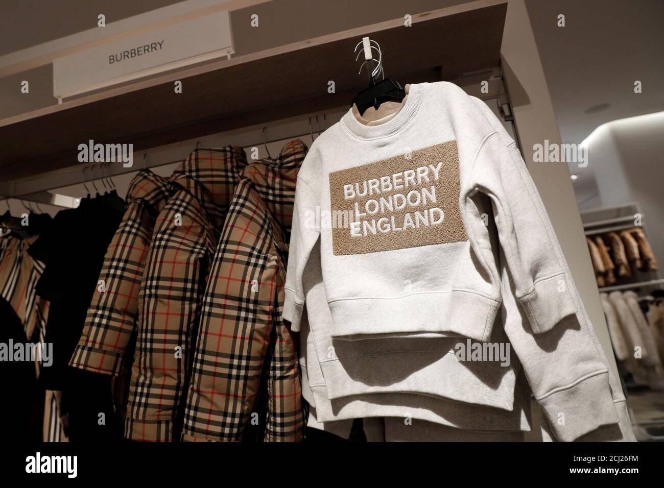 I vestiti Burberry per bambini sono esposti al negozio principale Nordstrom  durante un'anteprima multimediale a New York, Stati Uniti, 21 ottobre 2019.  REUTERS/Shannon Stapleton Foto stock - Alamy