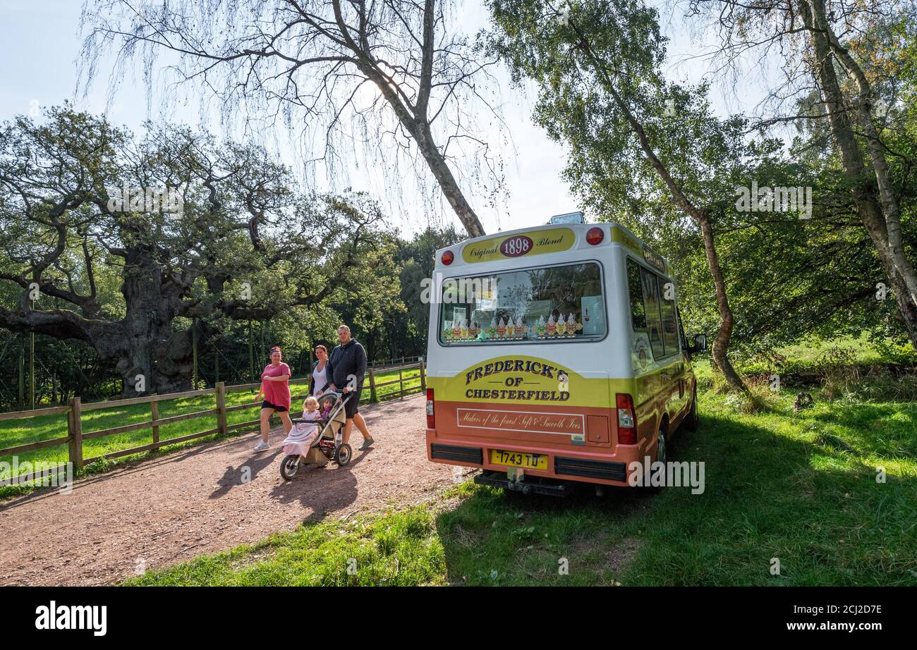 La famiglia cammina accanto a un gelateria presso la Major Oak nella Foresta di Sherwood, nel Nottinghamshire, Inghilterra. Foto Stock