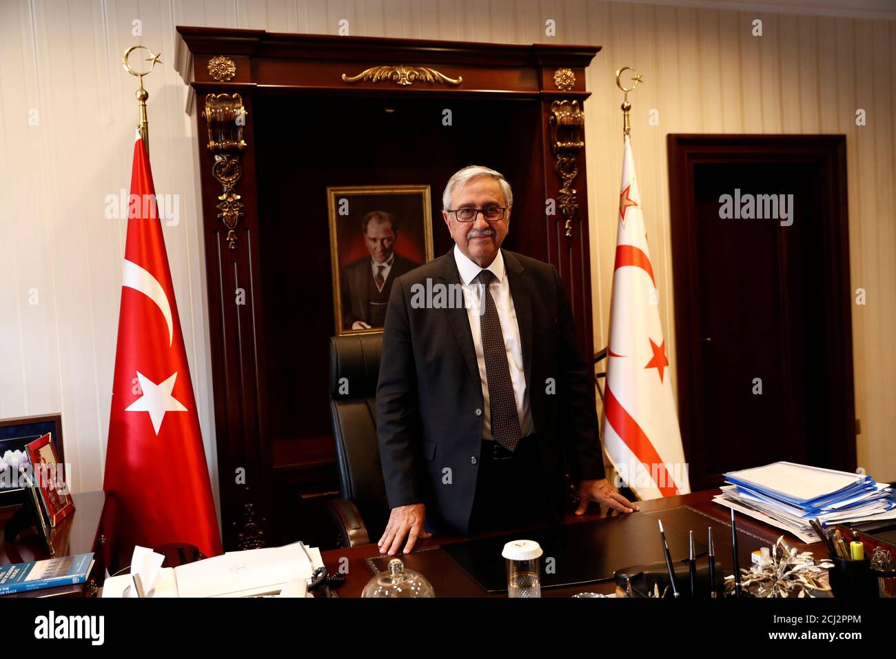 Il leader turco-cipriota Mustafa Akinci pone al suo ufficio nella parte settentrionale turco-cipriota della città divisa di Nicosia, Cipro, il 5 agosto 2019. Foto scattata il 5 agosto 2019. REUTERS/Murad Sezer Foto Stock