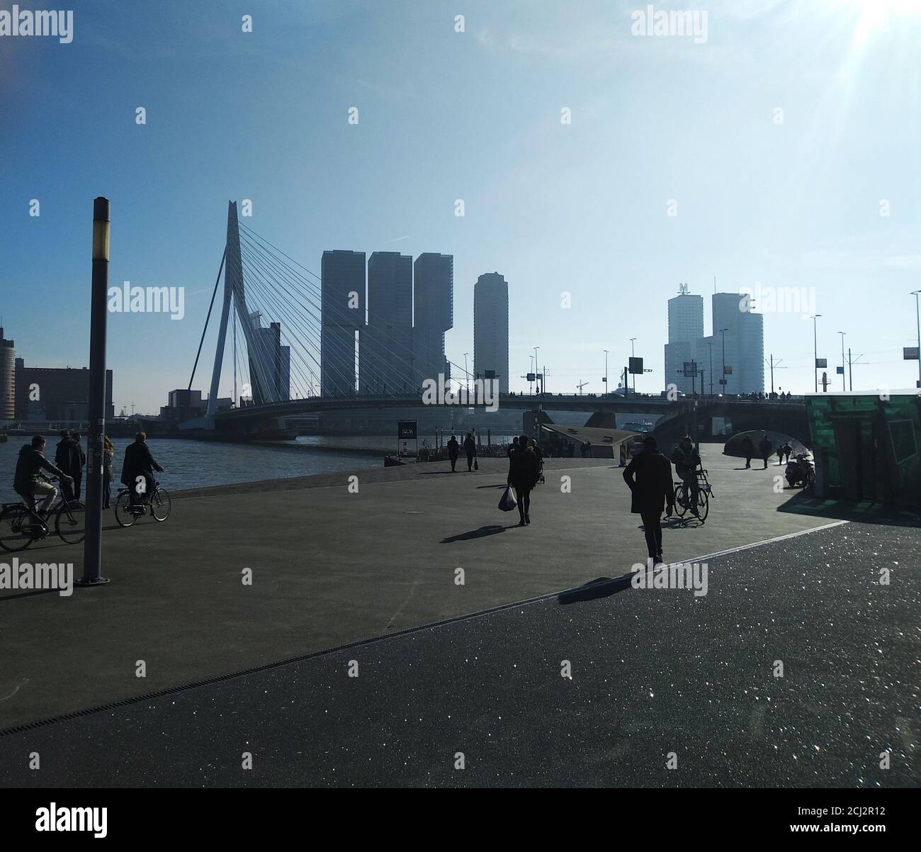 Facendo una passeggiata attraverso le strade del moderno europeo metropoli di amsterdam Foto Stock