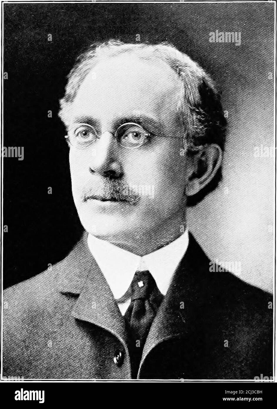 . Storia dell'Università del Michigan . è stato laureato Doc-tor di Medicina in 1879. Poi tornò nello stato hisnative e studiò un altro anno all'Università di OhioWesleyan. Più tardi trascorse un certo tempo inpost-laurea studi medici a New York, dopo di che ritornò a Monroe, Michigan, e intrattorò la partnership medica con il suo ex preceptor.Dr.. Alfred I. Sawyer. Questa partnership continuedtill 1S85, quando il Dr. Wood accettò una chiamata alla pro-cessorship di Ostetricia e malattie delle Donne e dei Bambini nel Homoeopathic Medical College dell'Università del Michigan, egli mantenne questa posizione Foto Stock