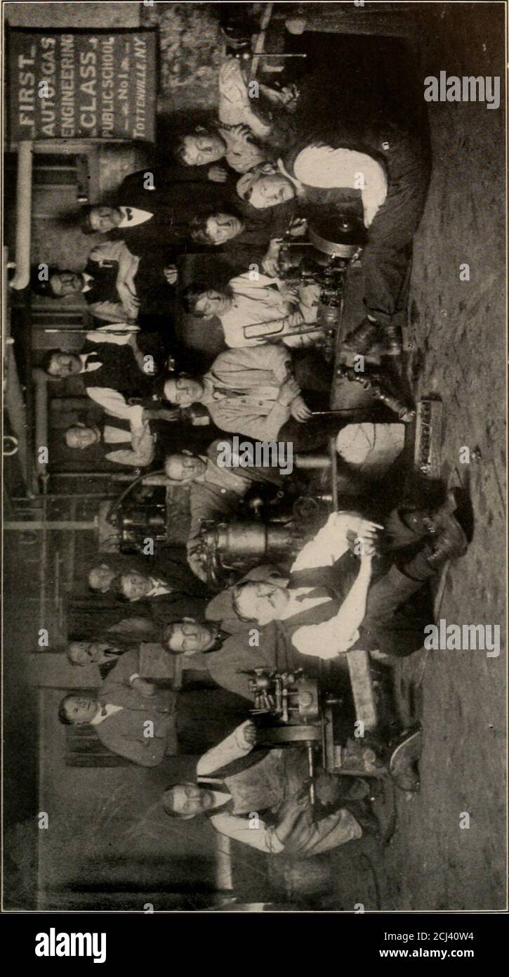 . Relazione della commissione per l'inchiesta scolastica, commissione di stima e ripartizione, città di New York .. . – esempio, il commercio di macchinari, il commercio di stampi, il commercio di modelli-maker, il commercio di idraulico. Ciò è-causa il sistema cooperativo contempla una scelta deliberata di vita di atrade da parte dei giovani; e nessun ragazzo o ragazza sceglie deliberatamente lavoro automatico-macchina-tendente come lavoro di vita. È selezionato haphazard,solitamente dalla necessità; quasi sempre il rendimento immediato di cassa è theonly considerazione. Sono stati ideati piani di cooperazione per i traffici moreautomatici, dove questi sono gli unici traffici disponibili Foto Stock