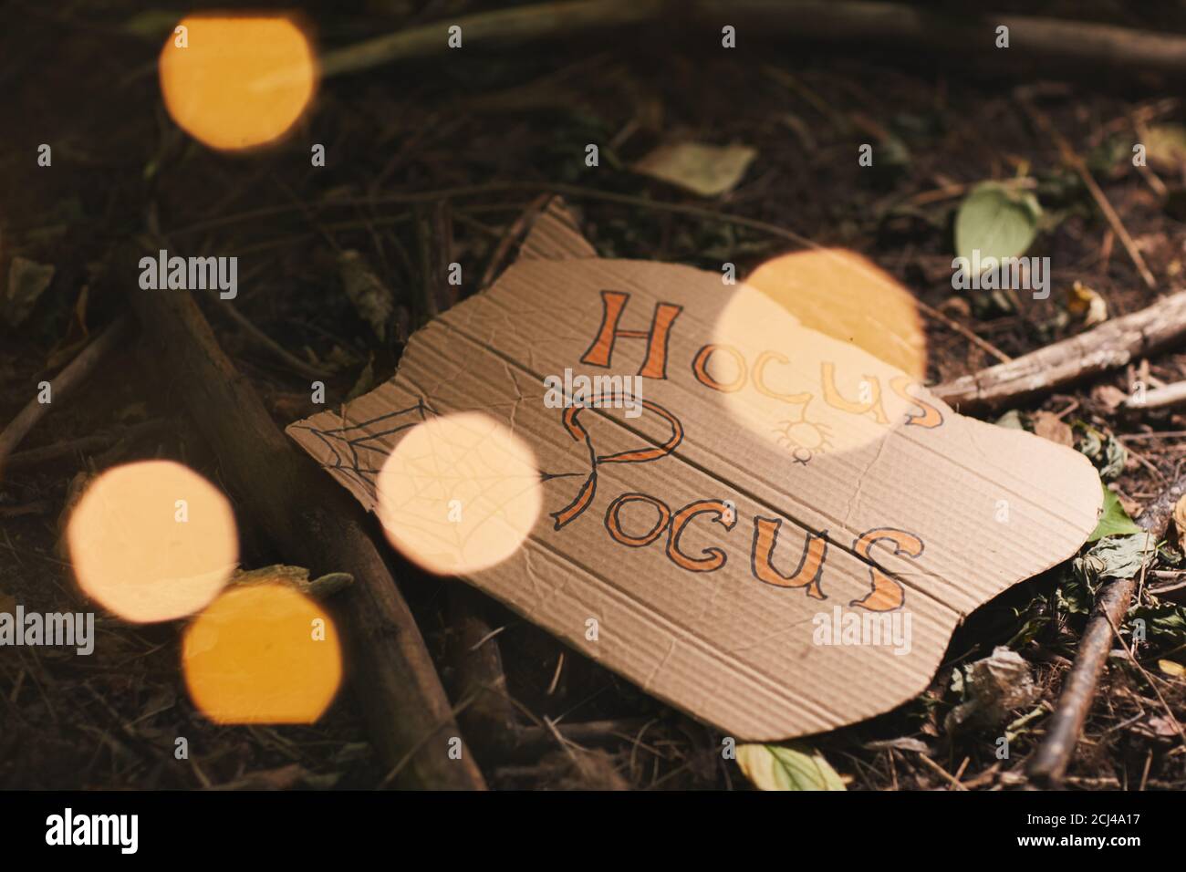 Immagine di sfondo di Hocus segno di messa a fuoco a terra durante la festa di Halloween all'aperto, spazio di copia Foto Stock