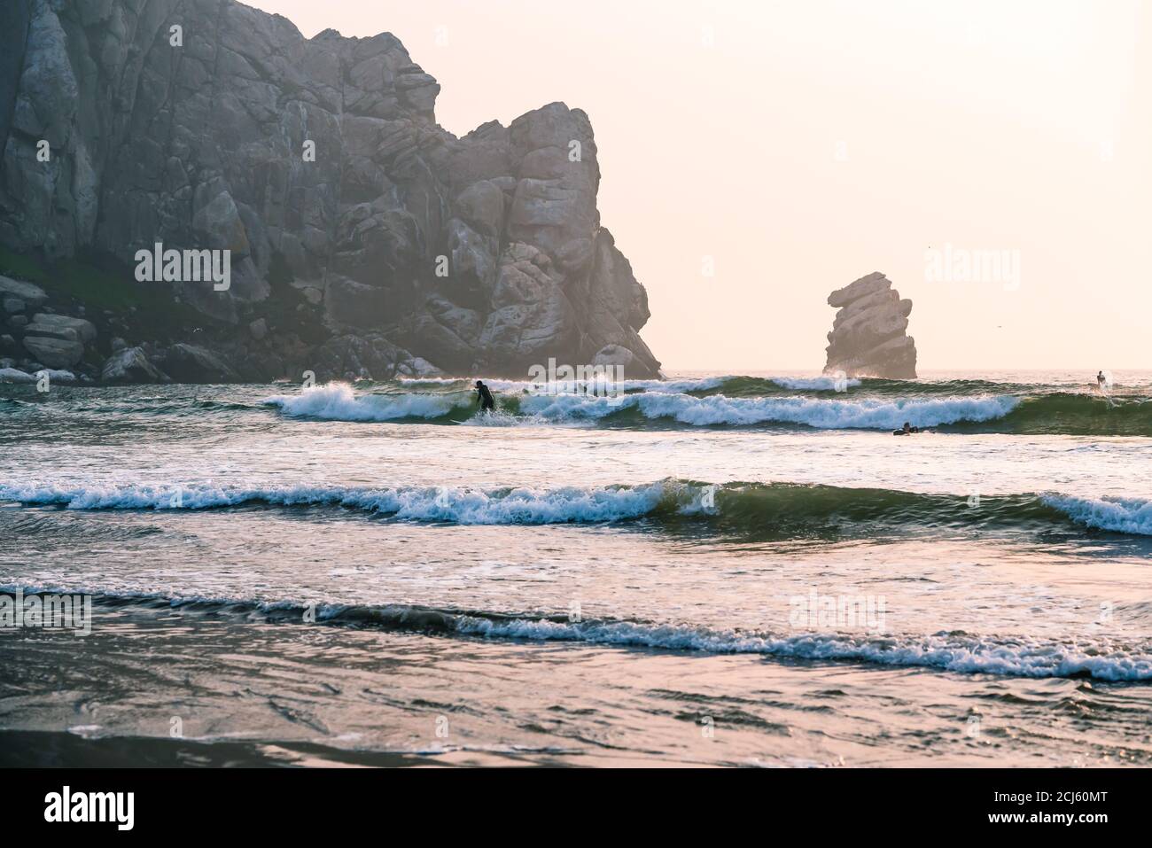 Morro Bay state Park, California/USA - 13 settembre 2020. Surf a Marro Bay al tramonto, costa della California. Oceano tempestoso, e la famosa roccia del Marro Foto Stock