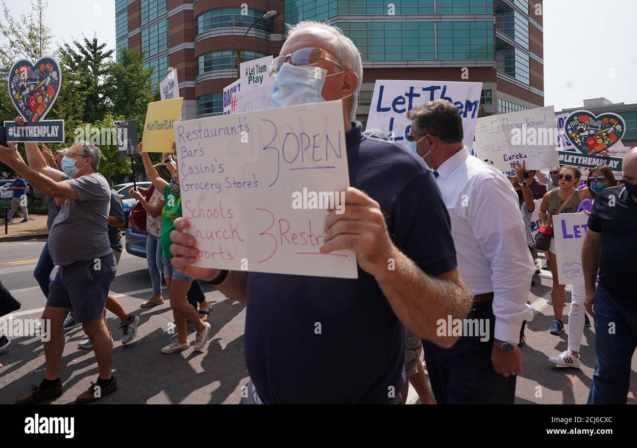 Clayton, Stati Uniti. 14 Settembre 2020. Un genitore marciò con un cartello per "Let Them Play", durante una dimostrazione fuori dall'ufficio del Dr. Sam Page dell'Executive della contea di St. Louis a Clayton, Missouri, lunedì 14 settembre 2020. La pagina ha proibito gli sport di contatto a scuola nella contea di St. Louis a causa del Coronavirus che porta fuori i lotti dei genitori. Photo by Bill Greenblatt/UPI Credit: UPI/Alamy Live News Foto Stock