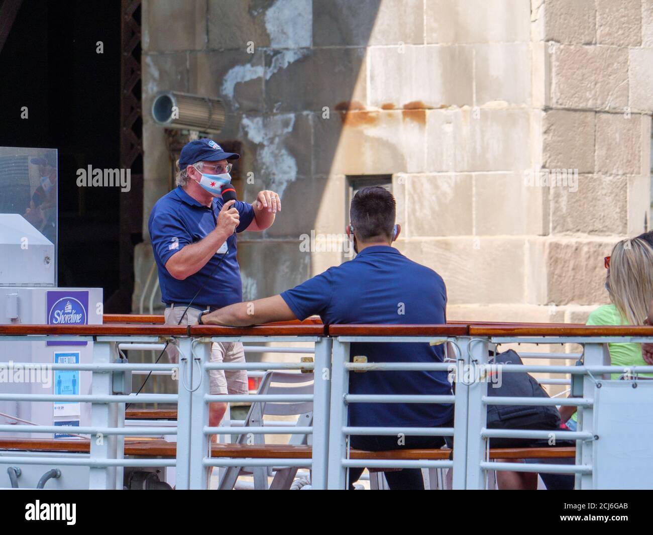 Guida turistica sul fiume Chicago con maschera. COVID-19 pandemia. Foto Stock