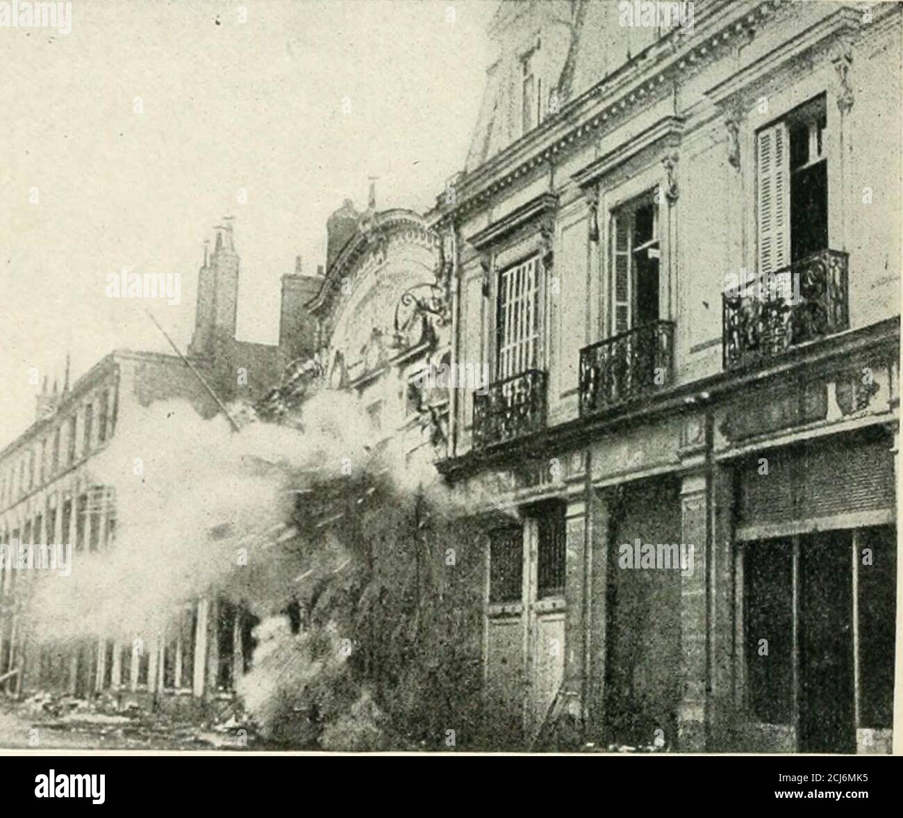 . Reims e le battaglie per il suo possesso. E Townhall, il bombardamento ha cominciato di nuovo. Dalle 9.30 alle 10.15, 176 grandi spazi caddero in città, tre dei quali aprirono la grande galleria di dipinti moderni del Museo. Quarantanove civili sono stati uccisi e 130 feriti, molti dei quali mortali. I tedeschi, duramente pressati dai francesi, evacuarono Reims il 12 settembre. Due giorni dopo, alle 9, bombardarono la città. Il loro pneumatico si rivolse in modo particolare contro la sede del generale Franchet dEsperey, vicino al Municipio. I giorni seguenti, la cottura è stata ripresa alla samehora. Sul Foto Stock