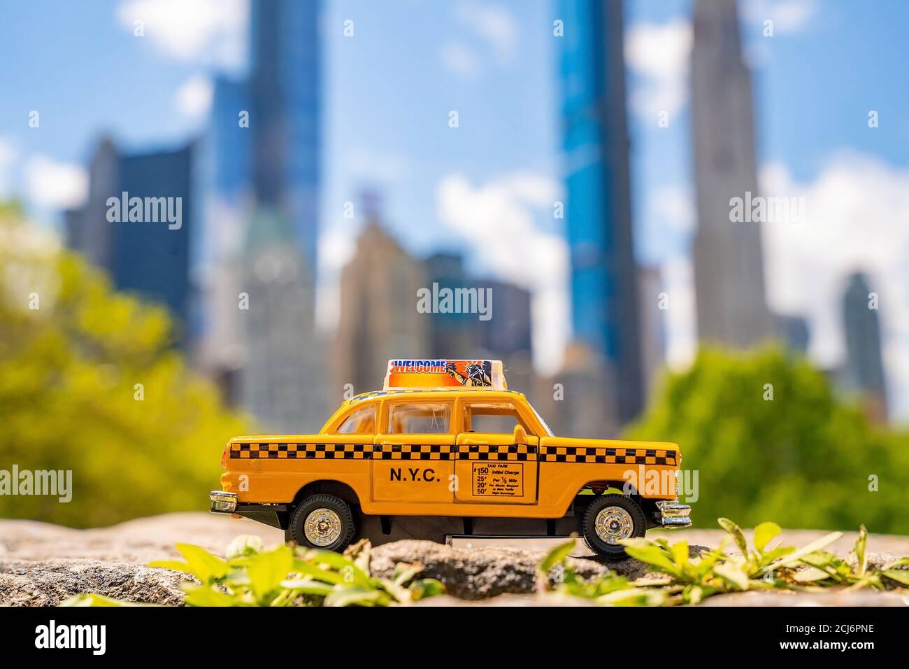 Modello di taxi giallo classico parcheggiato nel Central Park in New York in una giornata di sole Foto Stock