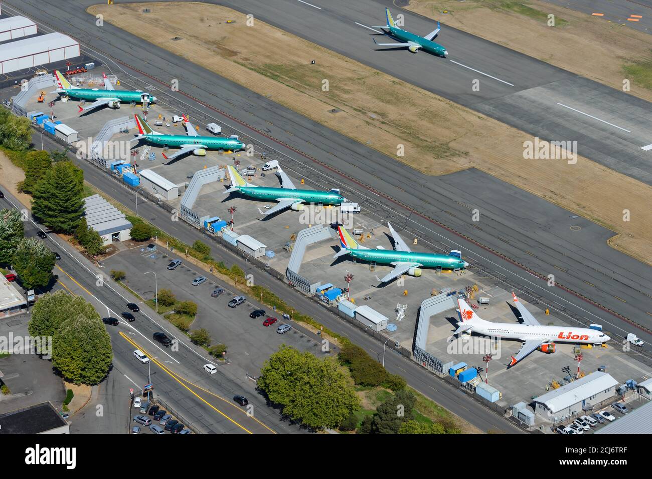 Linea di volo Boeing 737 prima dei voli di prova nell'Aeroporto Municipale di Renton adiacente alla fabbrica di Boeing Renton. Allineamento di 737 non verniciati. Aeroporto Renton Field. Foto Stock