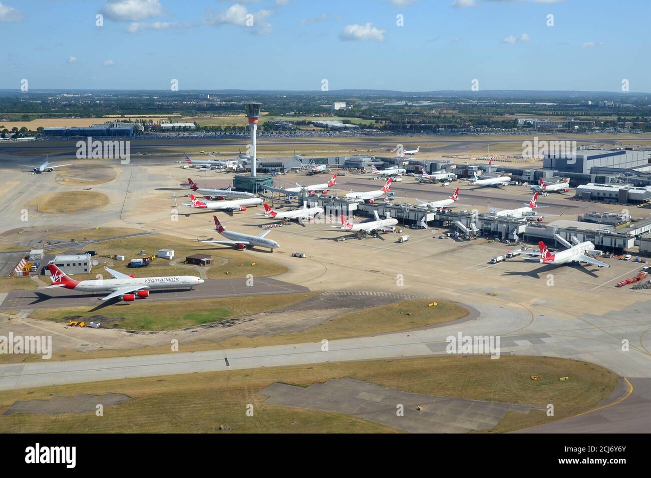 Londra Heathrow Airport Virgin Atlantic Terminal 3 vista aerea. Più aeromobili presso il terminal aeroportuale nel Regno Unito. Panoramica dell'aeroporto di Heathrow. Foto Stock