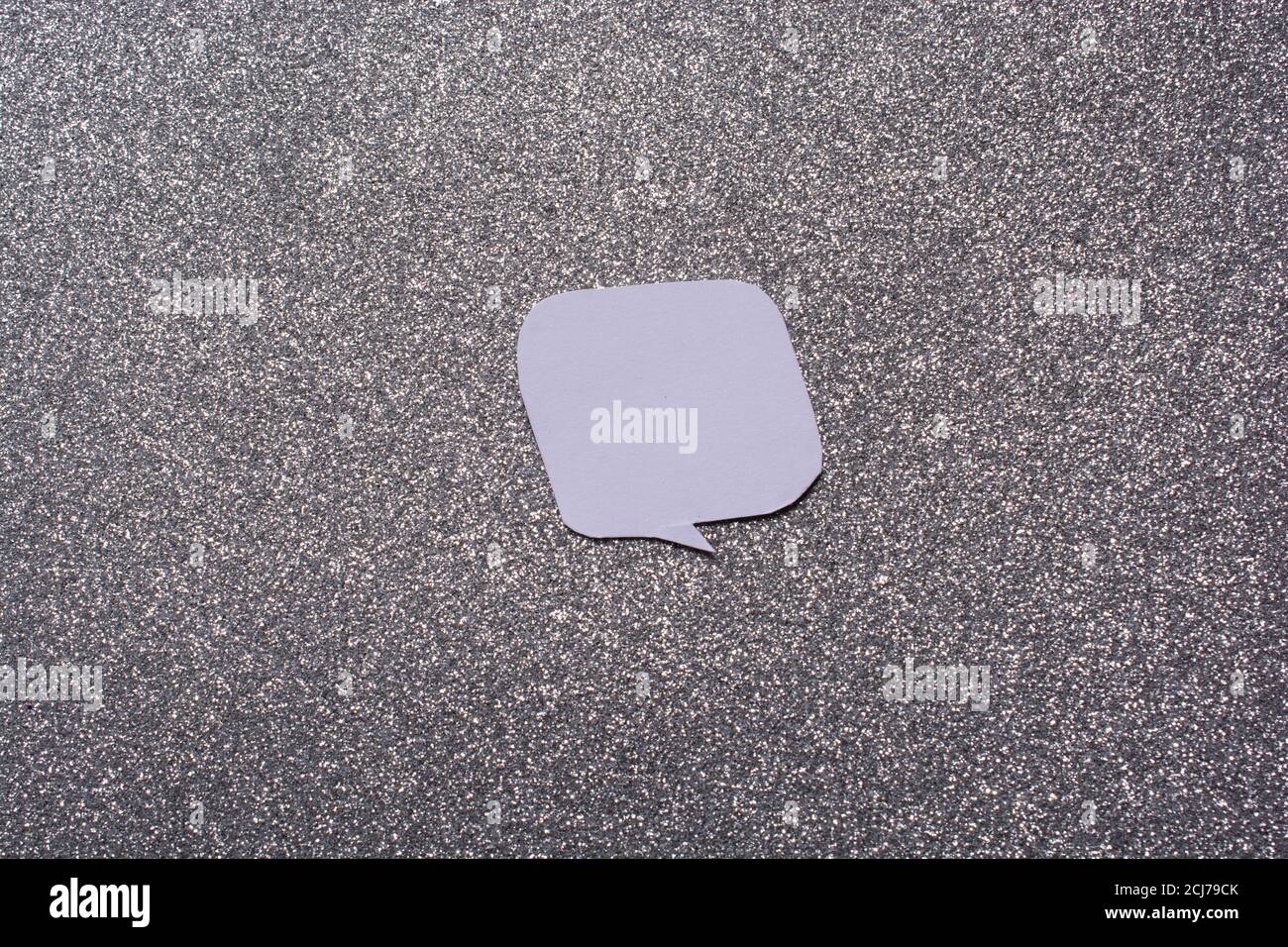 Closeup alto angolo di un taglio di carta bolla del parlato una superficie concreta - concetto di pensiero/idea Foto Stock