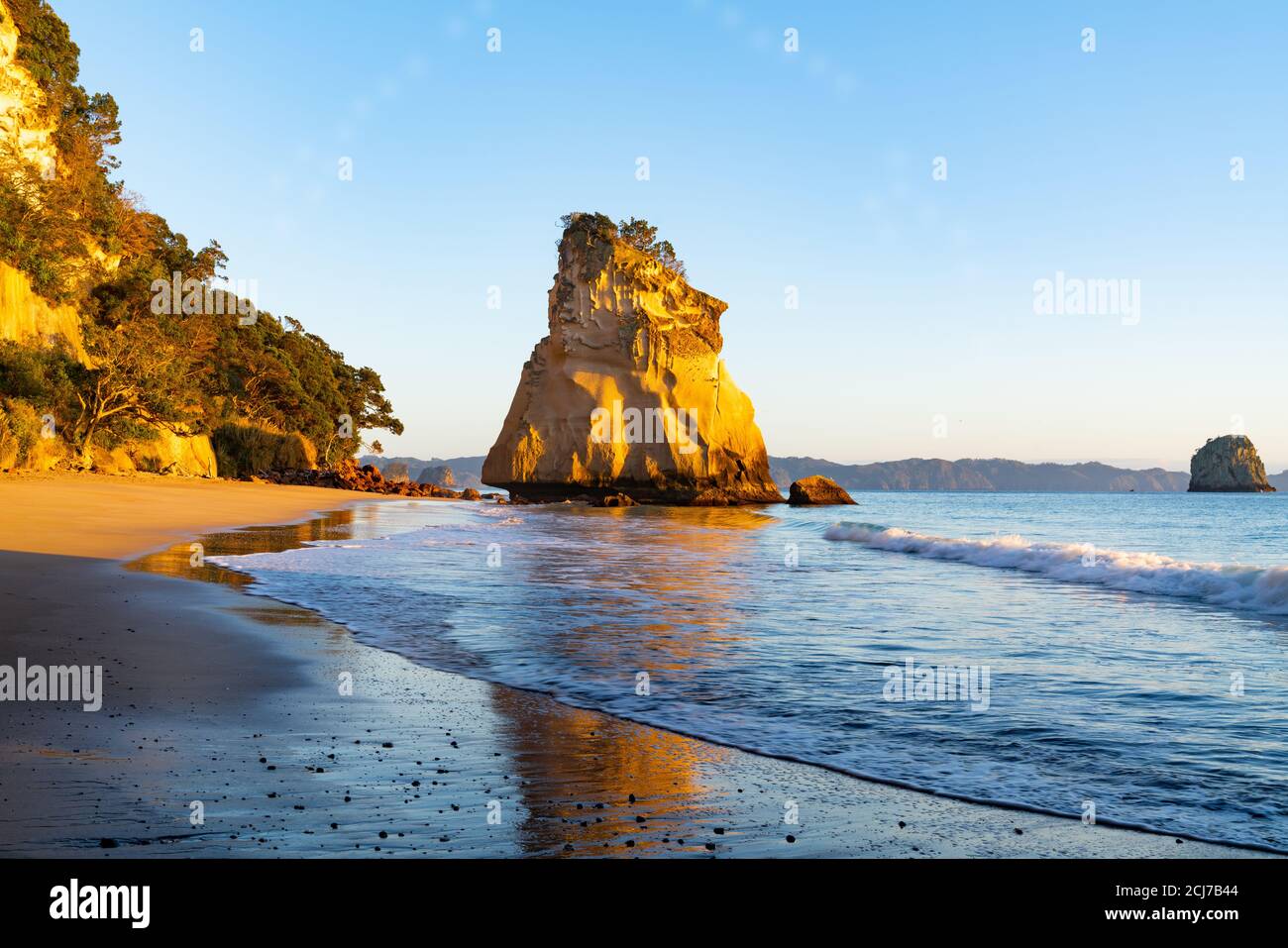 Roccia di arenaria intemperie te Hoho al Sunrise Cathedral Cove sulla Penisola di Coromandel Nuova Zelanda. Foto Stock