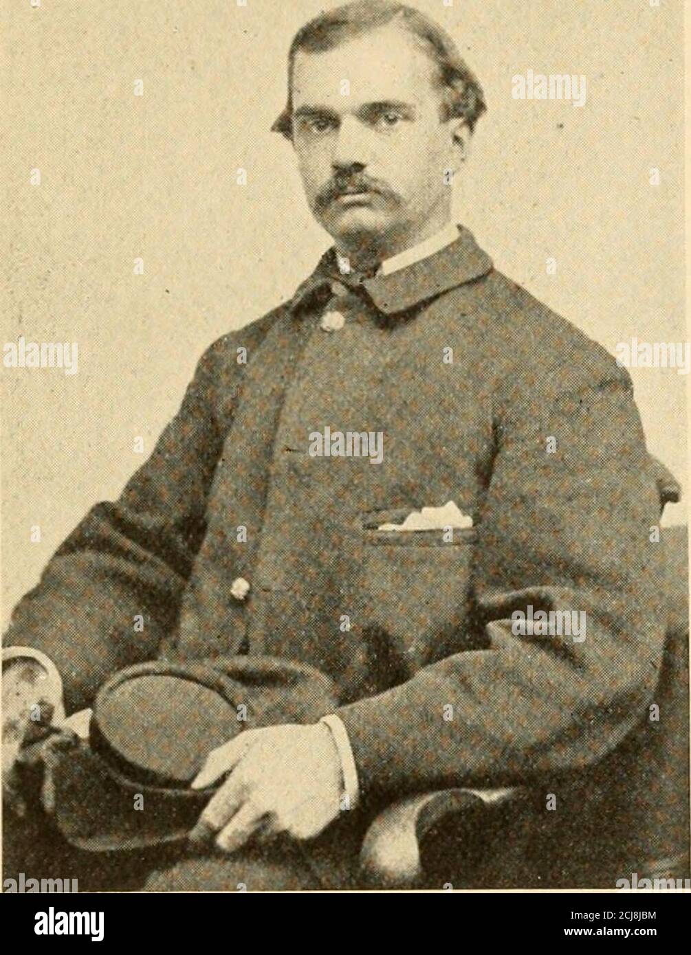 . Memorie della guerra del '61. Colonnello Charles Russell Lowell, amici e cugini . orn giugno 21,1838. Diplomato all'Harvard College, i860.in 1861 ha Unito il quarto Battaglione; 28,1861 maggio, è stato commissionato il primo tenente nel secondo reggimento del Massachusetts di VolonteerInfantry; 31 dicembre, capitano della sua prima compagnia; gennaio, 1863, tenente-colonnello di seconda Cavalleria del Massachusetts; Brigadier-Generale di Volontarii, 1865. Il 1865 luglio 21, il Governatore Andrew ha detto ofCaptain Russell: – non so di nessun incidente di più perfetta, più eroica gentilezza, assillando una nobilitezza, che l'atto eseguito da Foto Stock