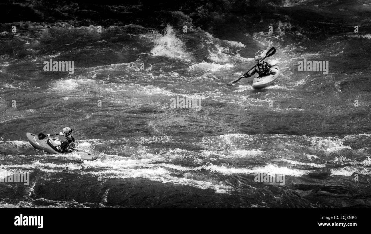 Foto in bianco e nero di kayak in acqua bianca nelle rapide del fiume Thompson vicino a Spences Bridge nella British Columbia, Canada Foto Stock