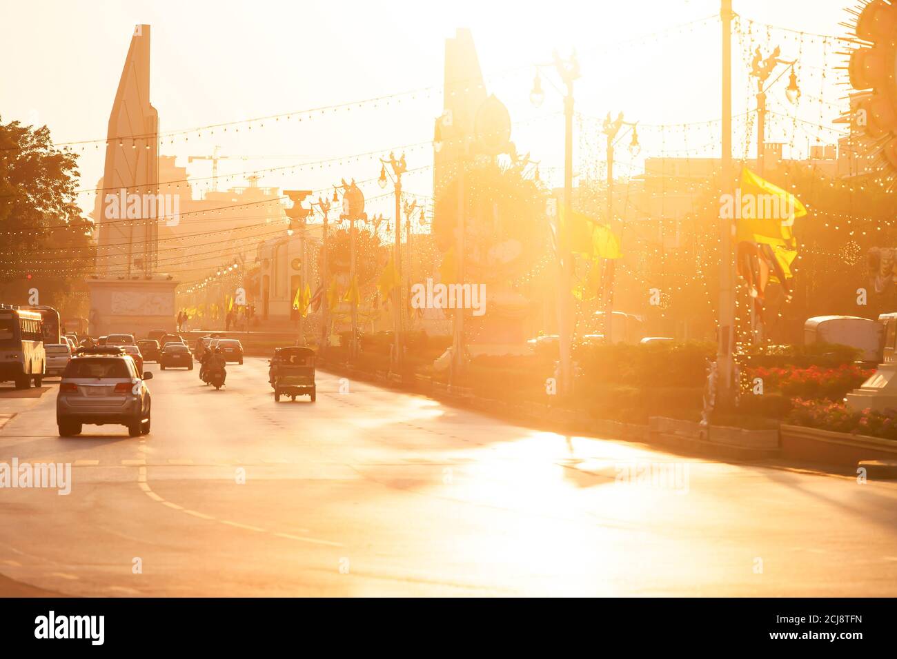 Paesaggio di Ratchadamnoen Avenue e il monumento alla democrazia al tramonto. Vita cittadina nel centro di Bangkok, Thailandia. Foto Stock