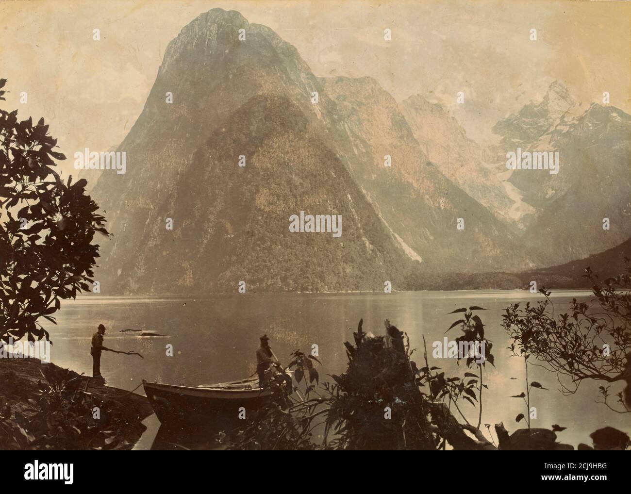 Uomini con una barca a Milford Sound, Nuova Zelanda, circa 1880 da Charles Henry Foto Stock