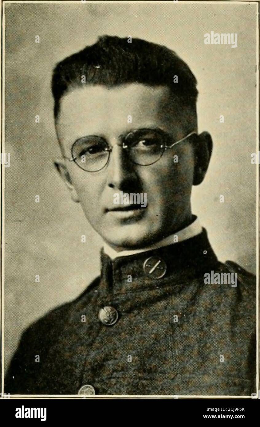 . Butler College nella guerra mondiale, un record degli uomini e dei loro risultati insieme con un resoconto più breve di coloro che hanno servito nella guerra civile e nella guerra con la Spagna . et anycrisi con una misura completa di devozione. Fece il suo dutye lo fece bene. Il tenente Robeet Edwaed Kennington, 15 anni, combatte flelleroicamente a Chateau Thierry il 4,1918 agosto, all'età di venticinque anni. Fu sepolto nel cimitero americano vicino a Fere-en-Tardenois, sit-uated su una collina che guarda verso Chateau Thierry, e sepolto, il 9 luglio 1921, nel cimitero di Crown Hill, Indianapolis. Era uno studente del c Foto Stock