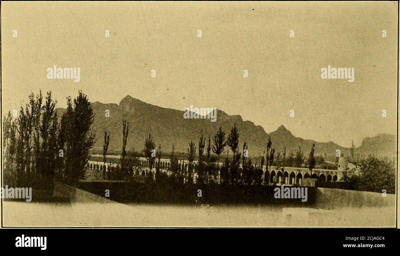 . Persia passato e presente; un libro di viaggi e di ricerca, con più di duecento illustrazioni e una mappa . solo come centro di commercio in tappeti, o forse come la scena del romanzo persiano, Hajji Bah a di Isfahan. La città si trova in un tratto di paese che si estende per chilometri. L'ingresso alla città è fatto attraverso una serie di vigneti e frutteti murati, la cui varietà di colori assomiglia a un tappeto persiano. Le moschee perforano la linea del cielo con i loro minareti snelli, o rivaleggiano l'azzurro del cielo con le cupole teirturchesi; le pioppi e gli alberi di piano danno grazia e colore alla scena; e lontano h Foto Stock