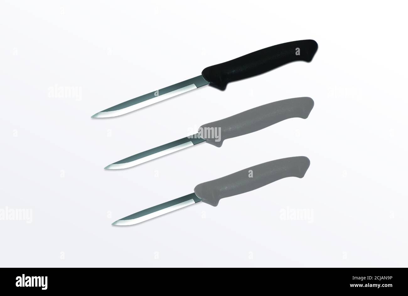 Coltello, set di coltelli da cucina su tavola, vista dall'alto, vari utensili da cucina su tavolo in legno, articoli da cucina Foto Stock