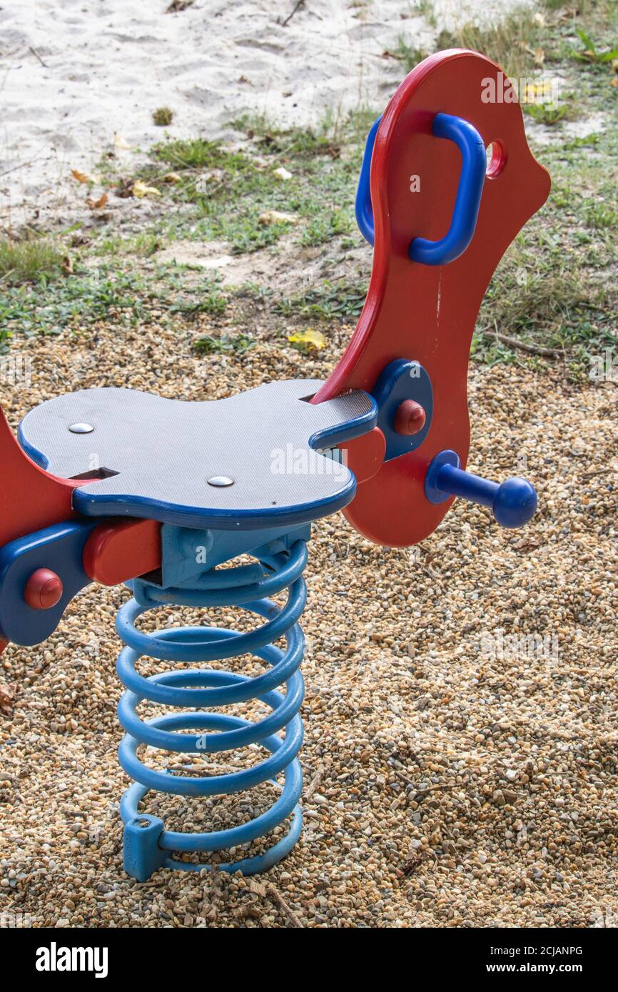 Tiro verticale di un parco giochi di cavalli di metallo Foto Stock