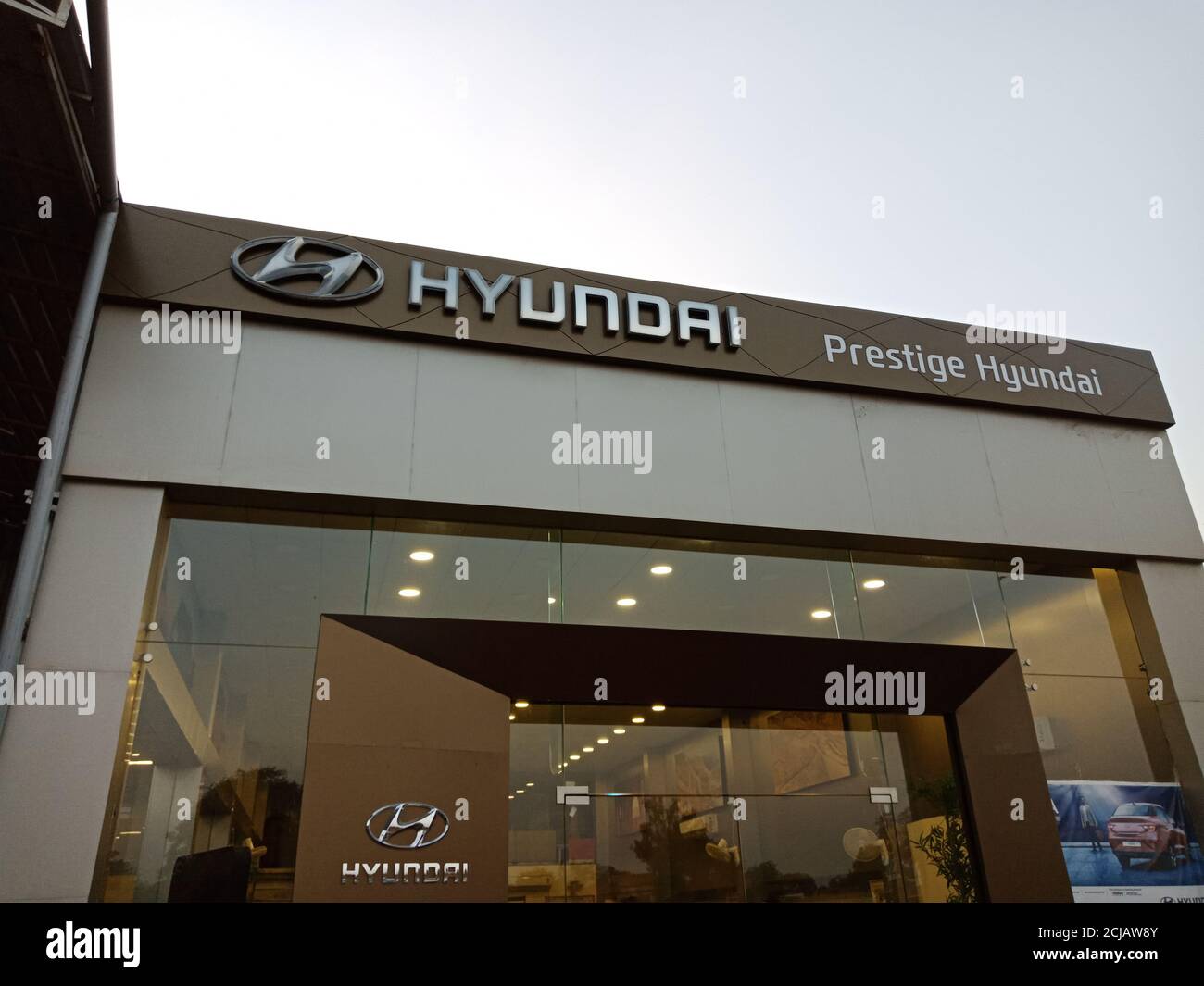 DISTRETTO KATNI, INDIA - 10 FEBBRAIO 2020: Hyundai agenzia vista esterna su sfondo cielo. Foto Stock