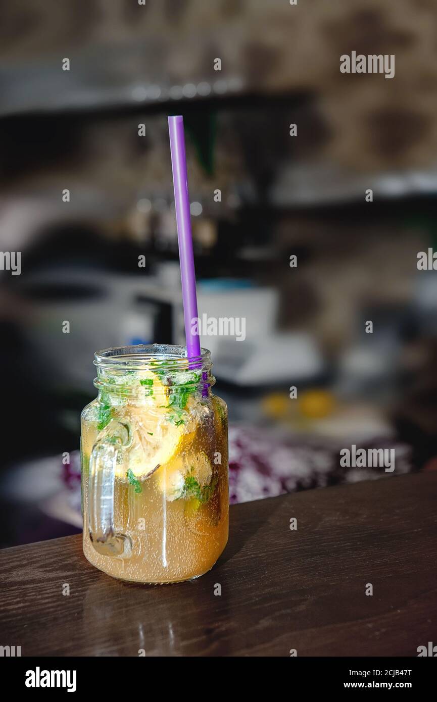 Uzvar di erbe diverse con limoni di agrumi e lime al bar in un bicchiere. Spazio di copia Foto Stock