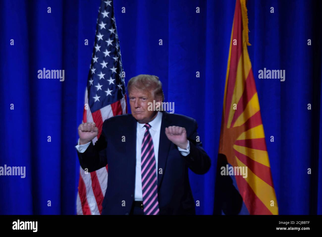 Phoenix, Arizona, Stati Uniti. 15 settembre 2020. Il presidente Donald Trump tiene una tavola rotonda con Latinos per Trump all'Arizona Grand Resort di Phoenix. L'incontro è stato più di una campagna rally con pochissime persone che indossavano maschere o di distanza sociale che è contrario alle regole del Covid dell'Arizona contro la riunione indoor. Credit: Christopher Brown/ZUMA Wire/Alamy Live News Foto Stock