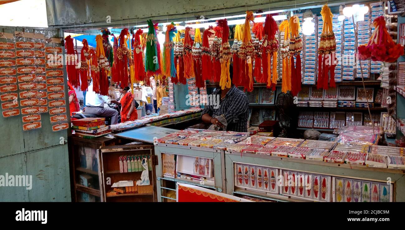 DISTRETTO KATNI, INDIA - 12 AGOSTO 2019: Bello tradizionale fatto a mano Rakhi esposto per la dimostrazione in vendita durante Raksha Bandhan religioso indù f Foto Stock