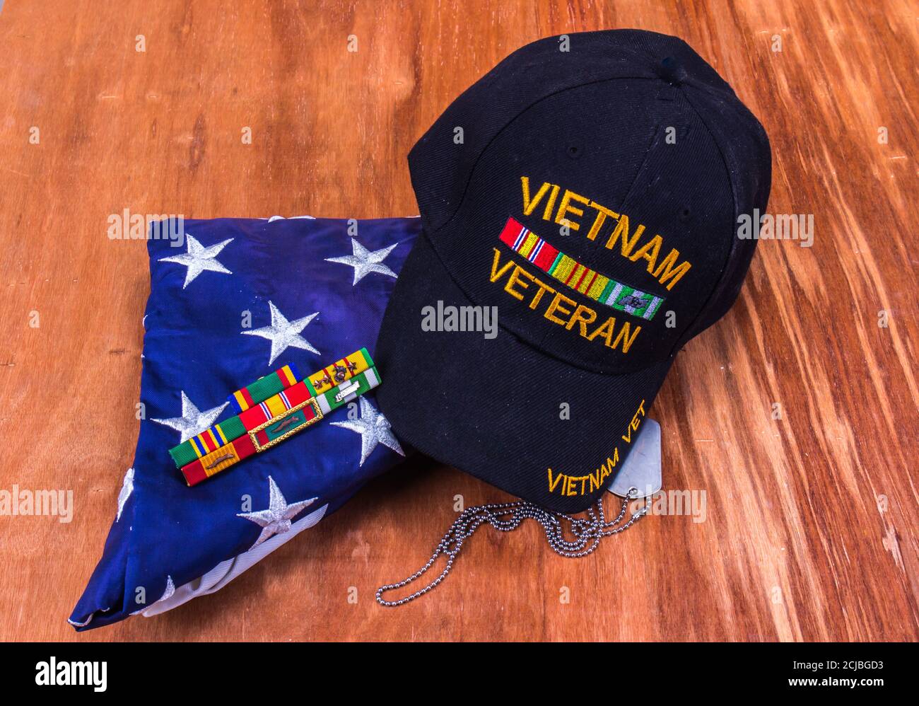 Cappello dei veterani del Vietnam, Dog Tag, nastri di servizio e bandiera  americana Foto stock - Alamy