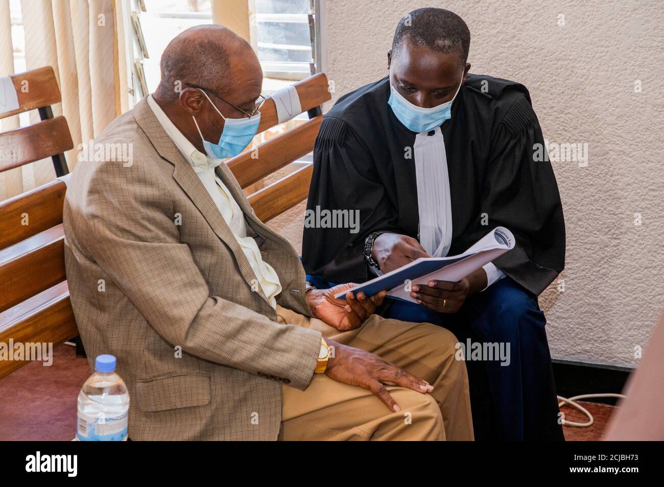 Kigali, Ruanda. 14 Settembre 2020. Paul Rusesabagina (L), interpretato come umanitario nel controverso film 'Hotel Ruanda', nominato dall'Oscar, discute con il suo avvocato presso un tribunale di Kigali, Ruanda, il 14 settembre 2020. Rusesabagina lunedì ha rifiutato di denunciare colpevoli o non colpevoli di 13 accuse contro di lui durante un'audizione pre-processo, che è stata la sua prima apparizione in tribunale dopo essere stato arrestato. Credit: Cyril Ndegeya/Xinhua/Alamy Live News Foto Stock