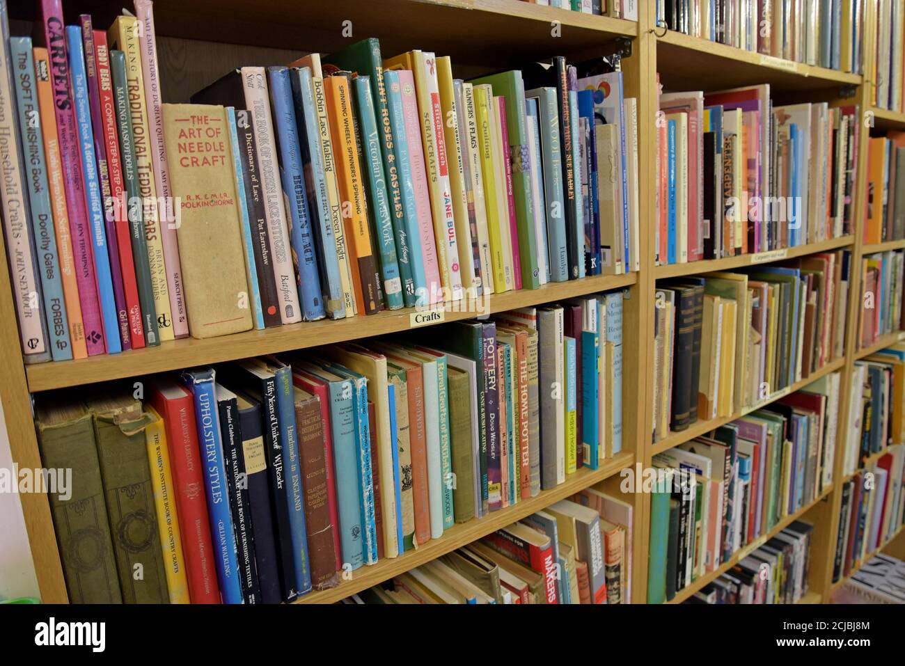 Una libreria piena di libri di seconda mano sui mestieri in un Centro Antiquariato Leominster Foto Stock