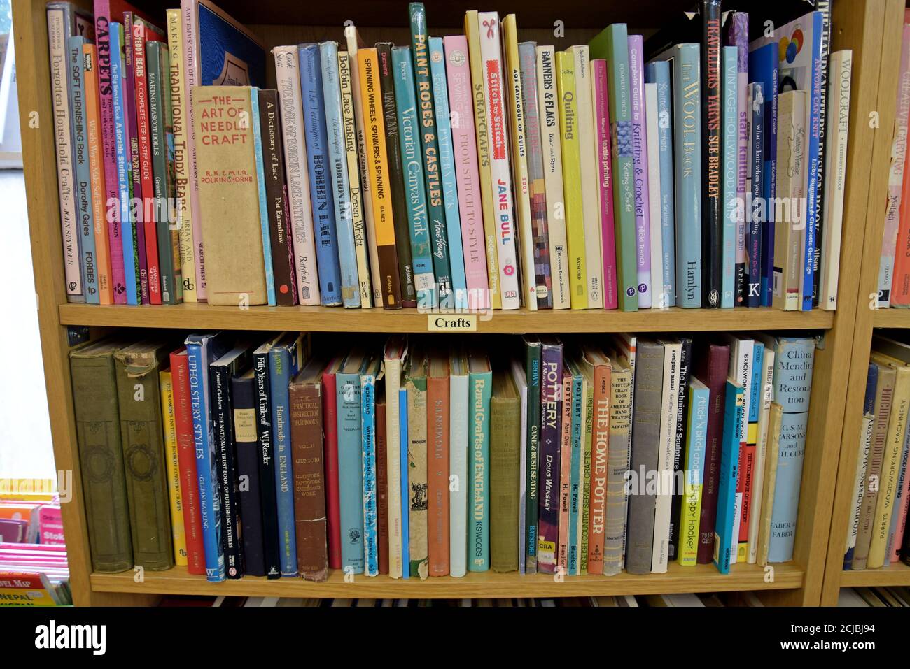 Una libreria piena di libri di seconda mano sui mestieri in un Centro Antiquariato Leominster Foto Stock