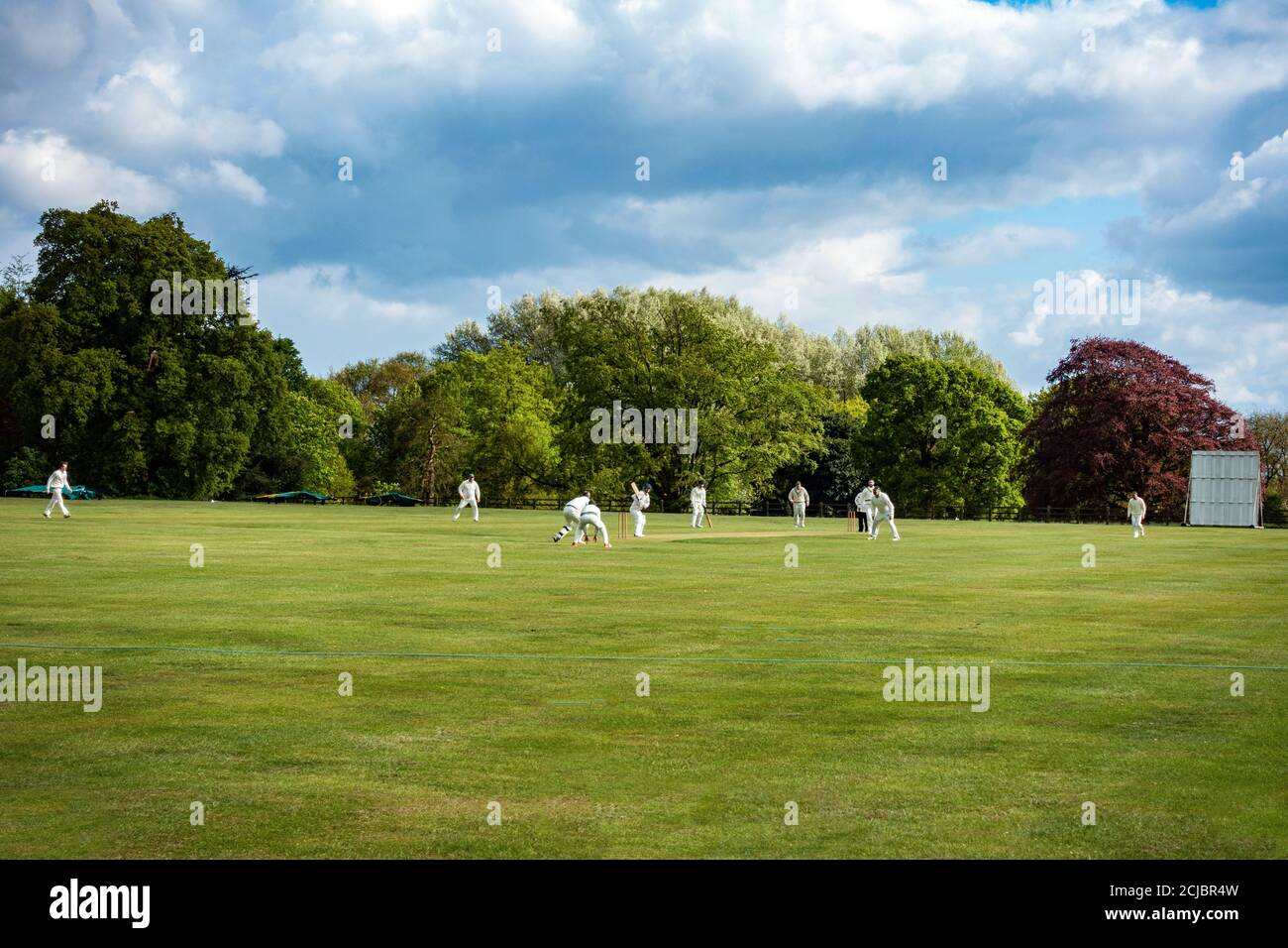 Wiseton Cricket Club che gioca al campo di cricket del villaggio a. Sala Wiseton Foto Stock