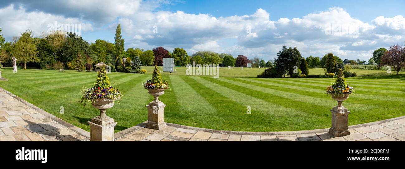 Wiseton Cricket Club che gioca al campo di cricket del villaggio a. Sala Wiseton Foto Stock