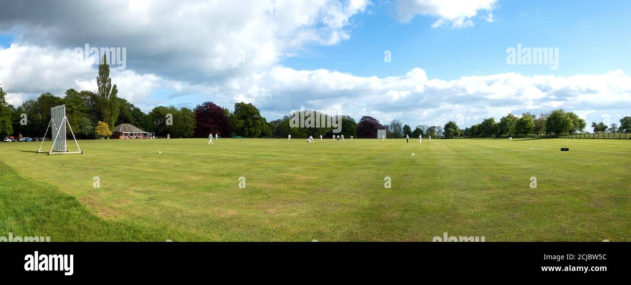 Wiseton Cricket Club che gioca al campo di cricket del villaggio a. Sala Wiseton Foto Stock