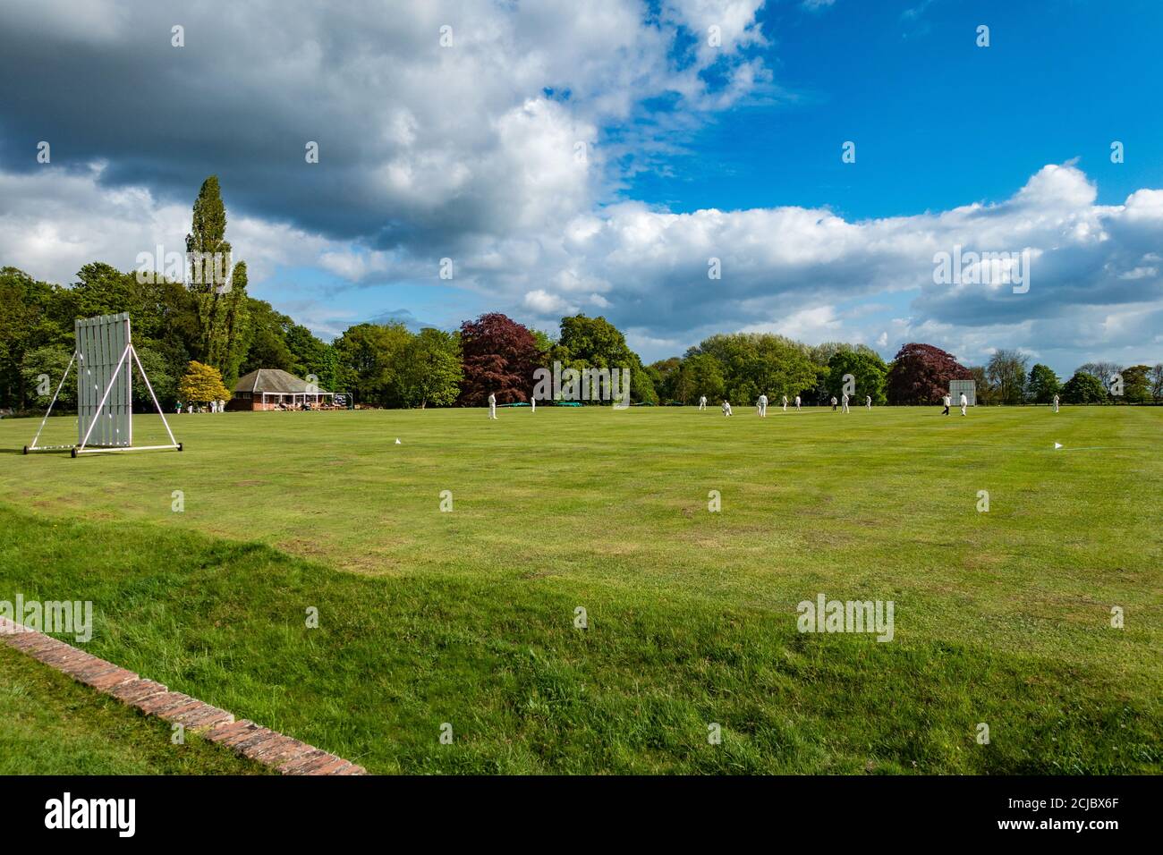 Wiseton Cricket Club che gioca al campo di cricket del villaggio a. Sala Wiseton Foto Stock